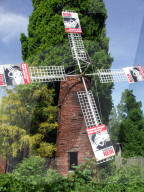 Schengen-Nein-Plakate an einer Windmühle, 2005 &#x9;&#x9;