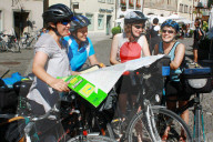 Frauen mit Fahrraeder
