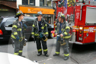 Feuerwehrmaenner mit Sauerstoffflaschen New York