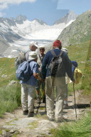 Bergwandern. Seniorengruppe unterwegs im Haslital.