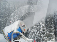 Skipiste , Schneekanone in Aktion , Beschneiungsanlage