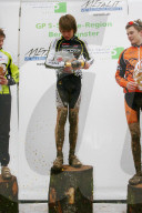 Radquer  Sieger  Andri Frischknecht mit Champagnerflasche