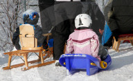 Kinder im Schlitten 