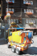 Blumengiessen mit Elektrofahrzeug in Zermatt 