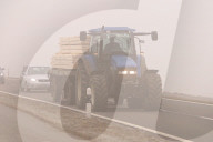 Traktor im Nebel, Feature Feinstaub, 2006