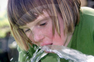 Maedchen trinkt Wasser.