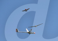 Flugverkehr am blauen Himmel