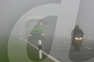 Strassenverkehr Lastkraftwagen im dichten Nebel