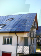 Wohnhaus voller Sonnenkollektoren