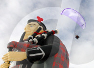 26. Internationales Heissluftballontreffen 2004: Ballon und Gleitschirmflieger