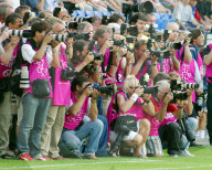 Fussball,  Schweiz - Russland in Basel. Fotografen auf der Lauer.