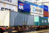 Containerverlad  auf Eisenbahnwagen