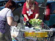 Feature Einkaufstourismus, Einkaufen bei Aldi in Deutschland, 2005