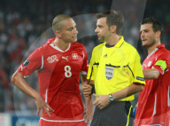 Goekhan Inler,Schiedsrichter Nicola Rizolli,Alexander Frei Schweiz-England 