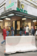 New Jersey-Elemente an der Zürcher Bahnhofstrasse gegen Rammbockräuber, 2004