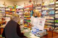 Gesundheitswesen.Rentnerin Anna wird von einer Apothekerin beraten.
