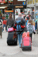 Touristen mit Koffer