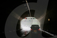 Auto faehrt aus Tunell