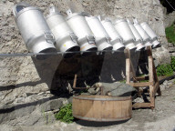 Leere Milchkannen, Alpwirtschaft, 2005