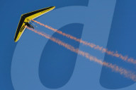  Deltasegler am blauen Himmel