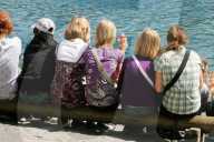 Maedchen am Flussufer