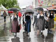 Jodlerfest Interlaken ,  Jodlerinnen /Regenschirm 