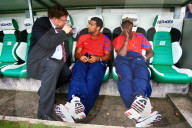 Fussball Medienchef Josef Zindel mit Carlos Alberto Carlitos und Tavares Varela Adelson Cabral FC Basel