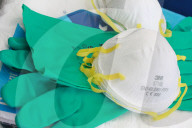 Mundschutz Handschuhe gegen  Schweinegrippe