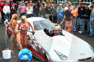 Tuning Messe Bern Aufreizende Taenzerinnen beim Autowaschen