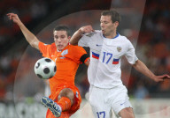 Fussball Euro 2008 Niederlande - Russland Robin van Persie gegen Konstantin Zyryanov