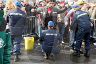 Eingangskontrolle durch Securitas bei einem Fussballspiel, 2006