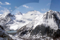 SEE BERGESS STAUSEE STAUMAUER BERGE ALPEN SCHNEEBERGE NATUR  ELEKTRIZITAET  ELEKTRIZITÄT LANDSCHAFT SCHWEIZ