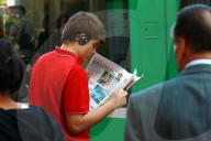 Jugendlicher mit Gratiszeitung 