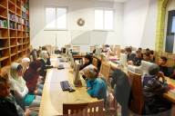 Moslemkinder lernen mit Computer