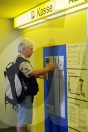 Mann an Kasse eines Parkhauses in Aarau 2004