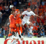 Fussball Euro 2008 Niederlande - Russland Nigel de Jong und John Heitinga gegen Konstantin Zyryanov