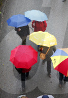 Wandergruppe mit Regenschirmen