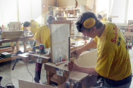 Schreinerlehrlinge an der Arbeit, 2006