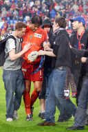 Super League 2005/06: FC Basel - FC Zürich; Pascal Zuberbühler wird von Fans getröstet 