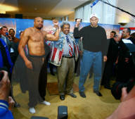 Boxen Schwergewichtskampf in Basel  Jameel Mc Cline,Manager Don King, Nikolai Valuev beim Wiegen