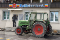 Mit dem Traktor zur Raiffeisenbank, 2005
