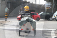 Motorisierte Postzustellerin