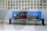 Obdachloser auf einer Sitzbank in Pula, Kroatien