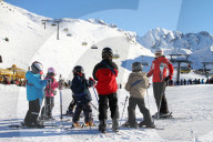 Skilehrerin mit Kinder