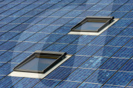 Wohnhaus mit Solardach Sonnenenergie Dachfenster