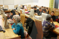 Moslemkinder lernen mit Computer