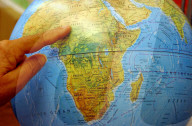Globus, Hand zeigt auf Afrika (Tschad)