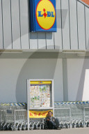 Bettler vor Lidl-Filiale, 2005