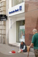 Bettler vor der Deutschen Bank in Barcelona, 2004