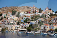 Giebelhäuser und  Hafen von Symi 